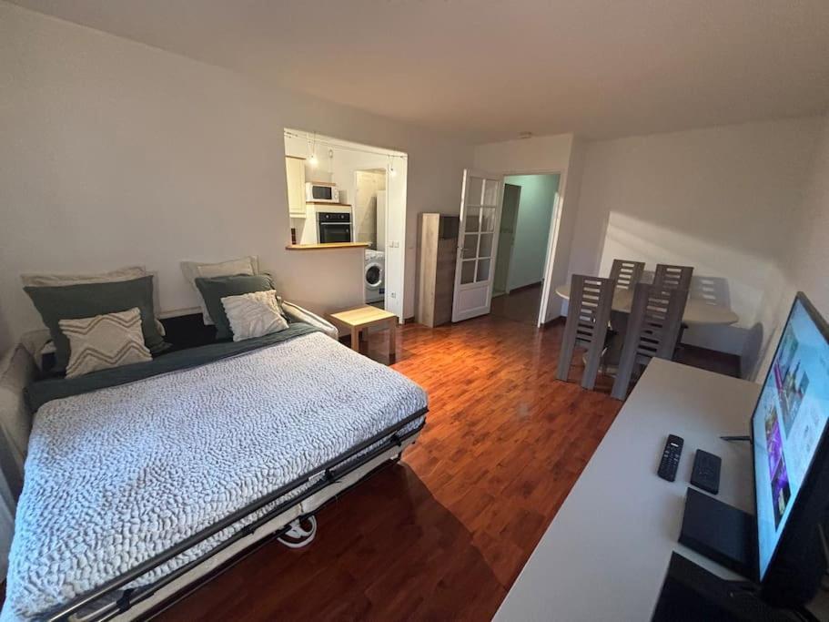 Ferienwohnung F3 Avec Balcon 5 Min Gare Sqy Et Parking Gratuit Guyancourt Exterior foto