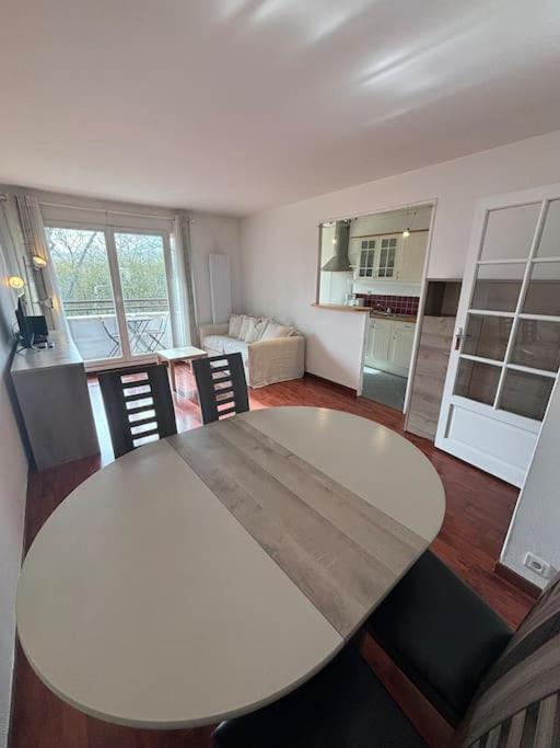 Ferienwohnung F3 Avec Balcon 5 Min Gare Sqy Et Parking Gratuit Guyancourt Exterior foto