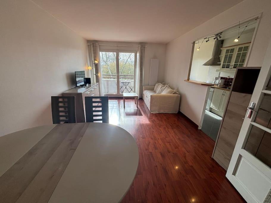 Ferienwohnung F3 Avec Balcon 5 Min Gare Sqy Et Parking Gratuit Guyancourt Exterior foto