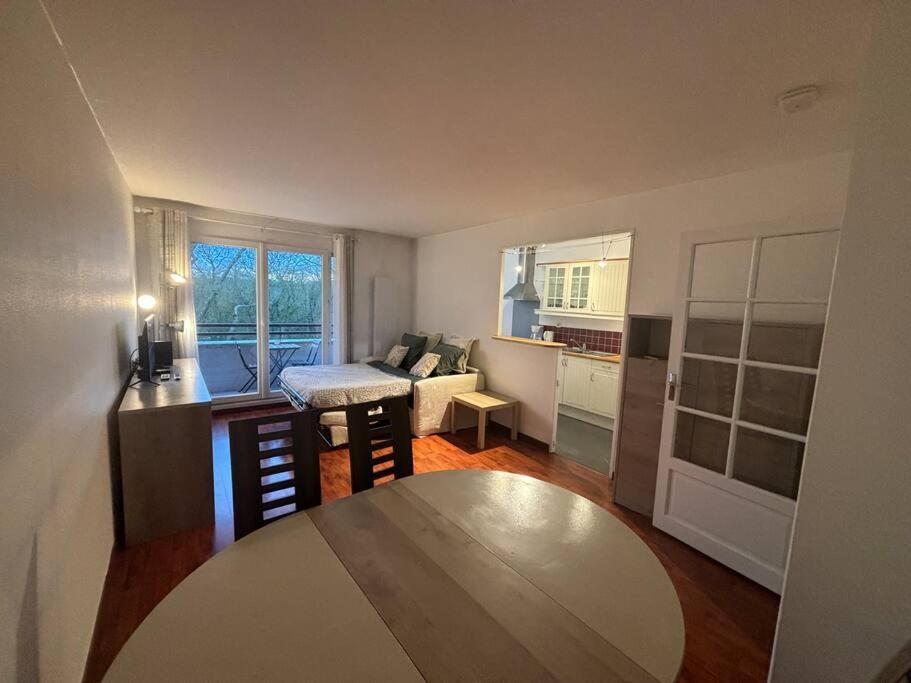 Ferienwohnung F3 Avec Balcon 5 Min Gare Sqy Et Parking Gratuit Guyancourt Exterior foto